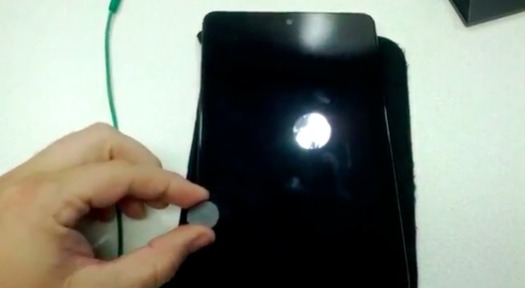 La Google Nexus 7 a un capteur magnétique comme pour la Smart Cover d'Apple La Google Nexus 7 a un capteur magnétique comme pour la Smart Cover d'Apple