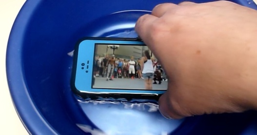 LifeProof - Test de la coque pour iPhone 5 (vidéos) LifeProof - Test de la coque pour iPhone 5 (vidéos)