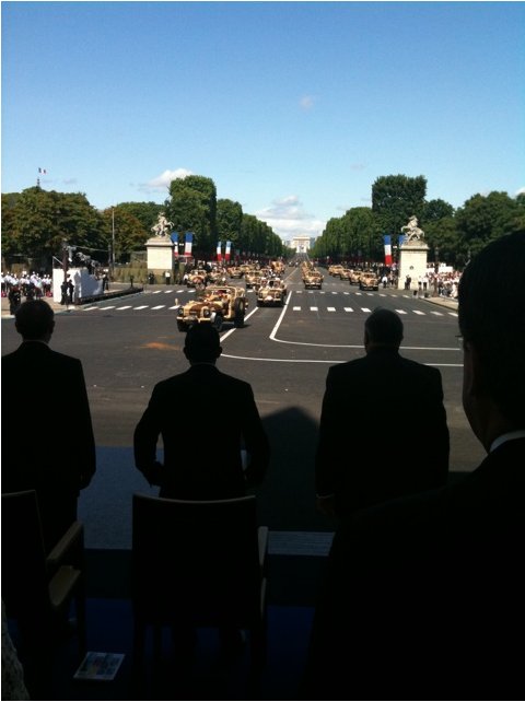 NKM nous fait vivre le défilé du 14 juillet en live sur Twitter