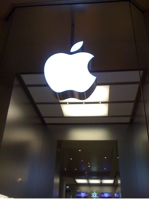 Apple Store Paris - Beaucoup de monde pour l'ouverture