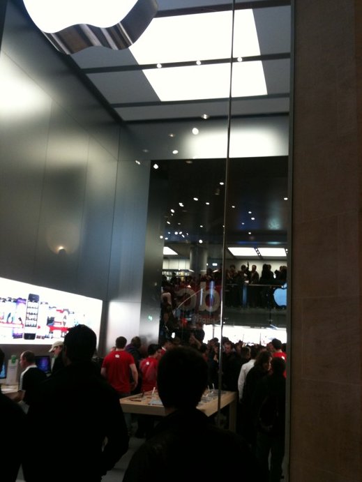Apple Store Paris - Beaucoup de monde pour l'ouverture