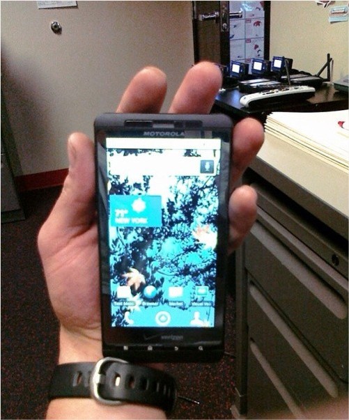 Après l'iPhone 4G c'est un Motorola Droid Shadow qui se promène