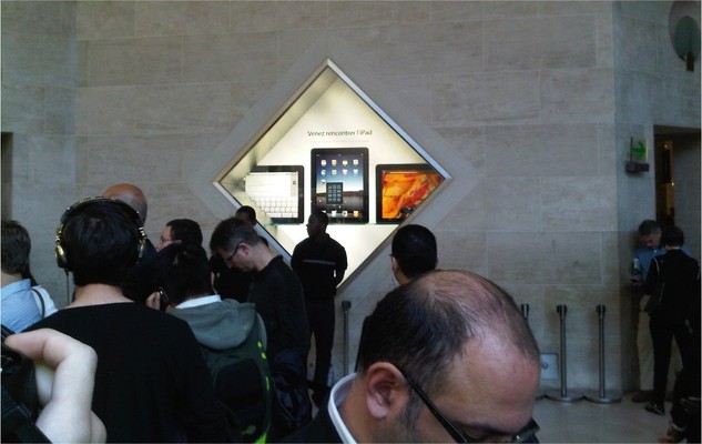 Sortie de l'iPad - Un Apple Store parisien un peu envahie