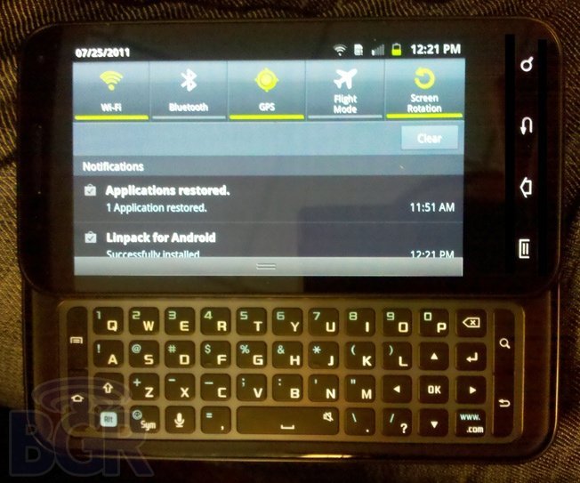 Un Galaxy S II avec clavier physique
