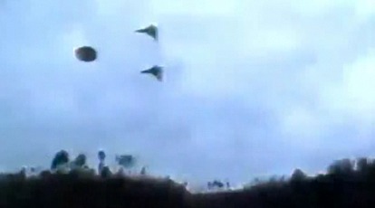 Un OVNI escorté par 2 avions de chasse (video)