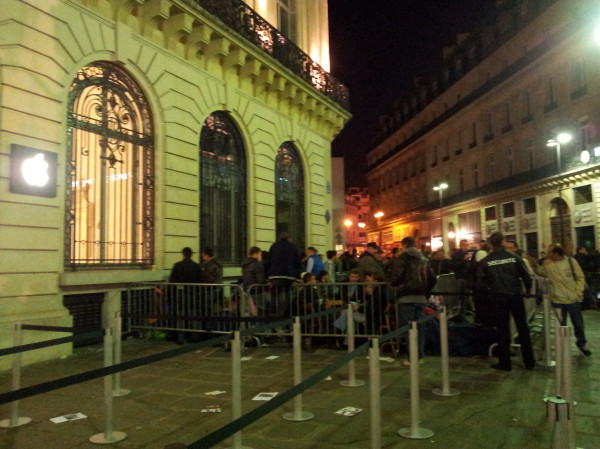 iPhone 4S - Les Fanboy attendent déjà devant l'Apple Store d'Opéra