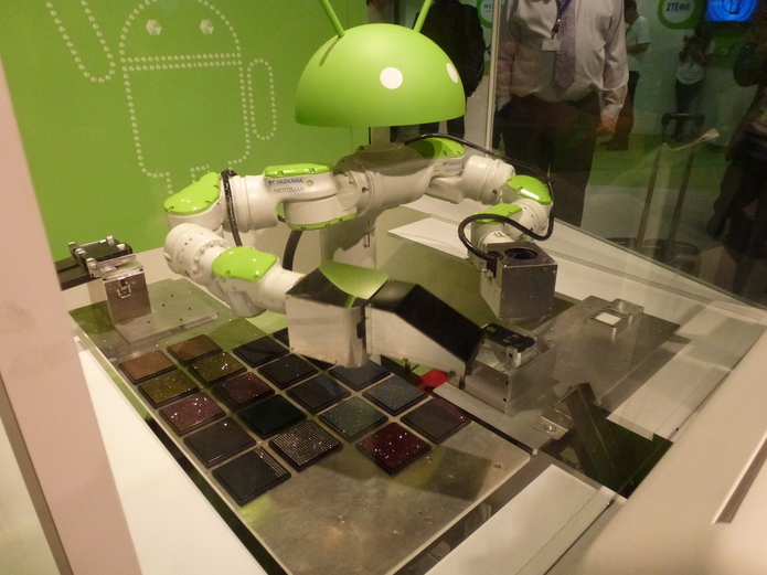 Chez Android, un Robot Droid fabrique des coques de téléphones.