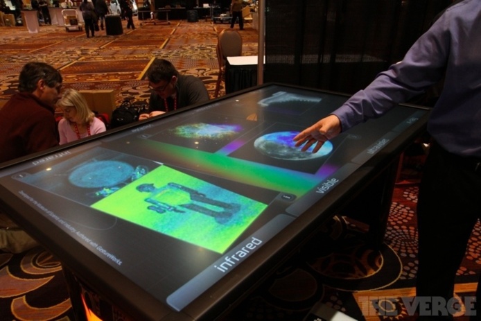 Une impressionnante table tactile de 84 pouces multi-touch chez 3M