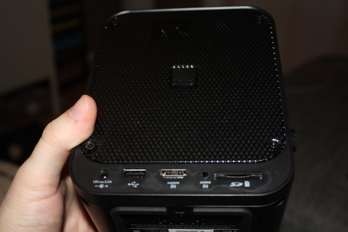 Première prise en main du Bloc par Orange - Un picoprojecteur connecté polyvalent Première prise en main du Bloc par Orange - Un picoprojecteur connecté polyvalent