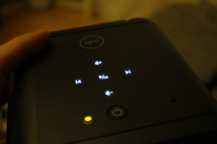 Première prise en main du Bloc par Orange - Un picoprojecteur connecté polyvalent Première prise en main du Bloc par Orange - Un picoprojecteur connecté polyvalent