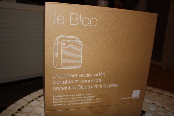 Première prise en main du Bloc par Orange - Un picoprojecteur connecté polyvalent Première prise en main du Bloc par Orange - Un picoprojecteur connecté polyvalent