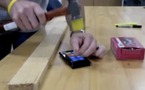 Lumia 900 - Il sert aussi à planter les clous... mais pas les choux